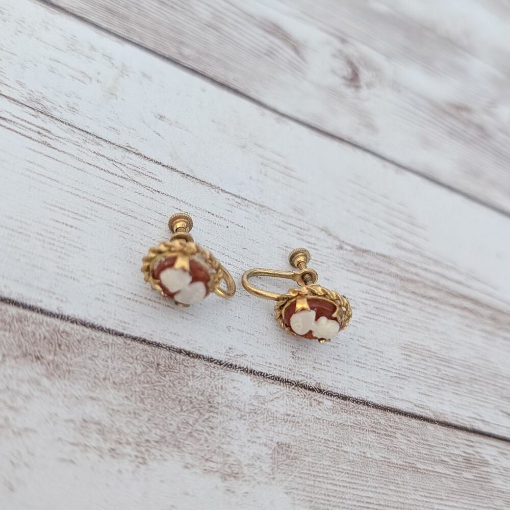 Vintage Screw Back Earrings 0.5" Dainty Cameo Style Red & Cream - Picture 4 of 9